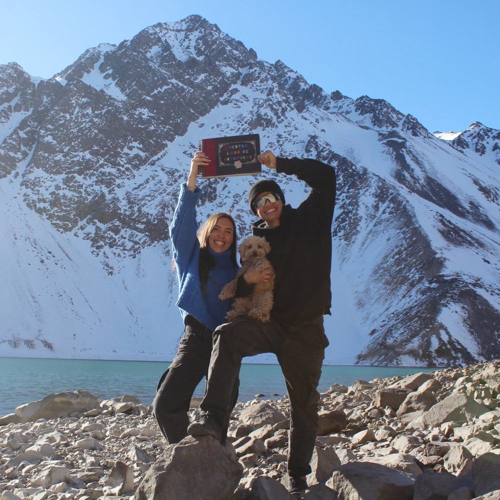 Josefa y Felipe, fundadores de Sefabooks, con su libro de aventuras frente a la cordillera